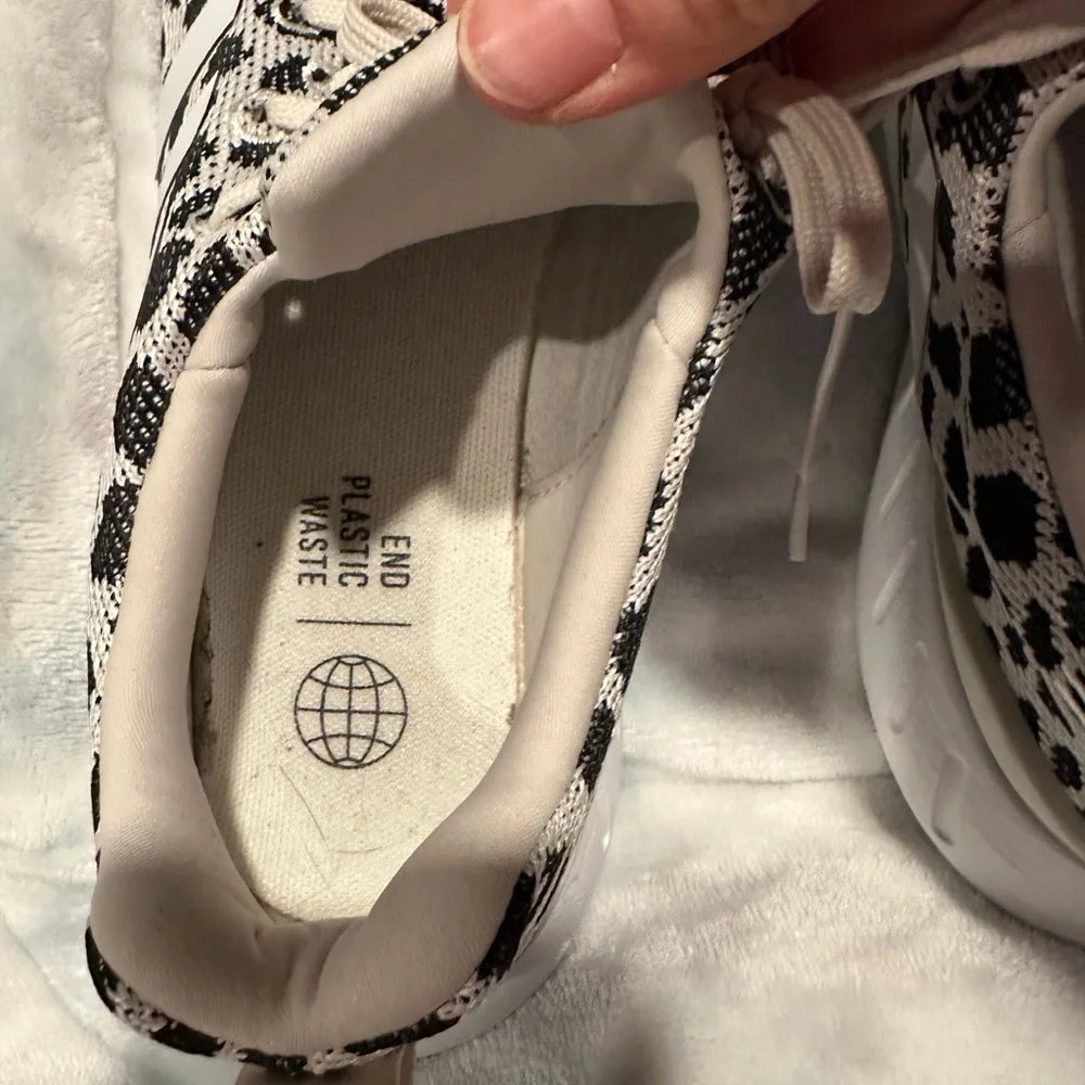 Adidas Women's 8.5/ kids 7 Leopard Print slide on Sneakers worn once b & w - Picture 5 of 10